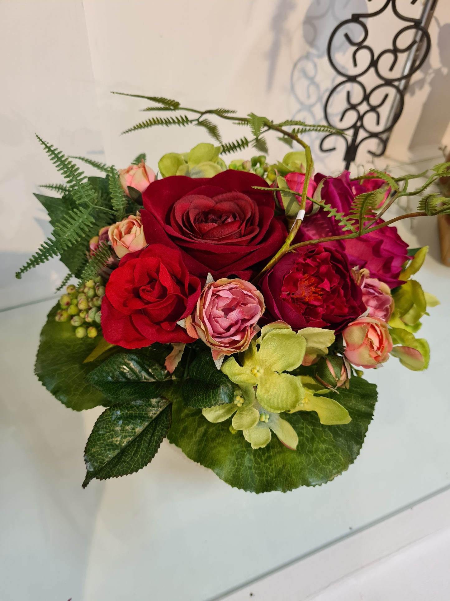 Blumenstrauß mit Rosen in rot, bordeaux & rose